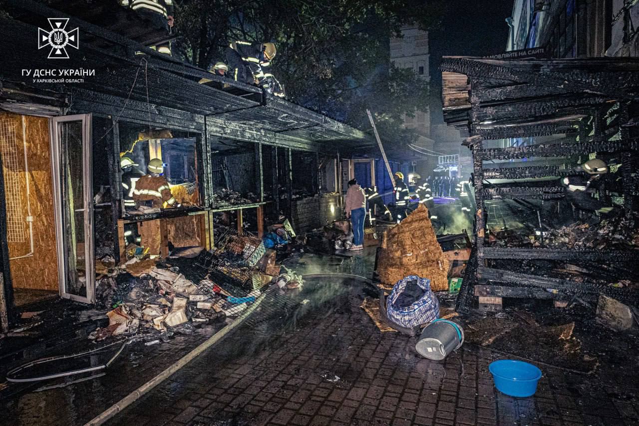 На Южном вокзале в Харькове сгорели торговые павильоны. Фото: Facebook/DSNSKHARKIV
